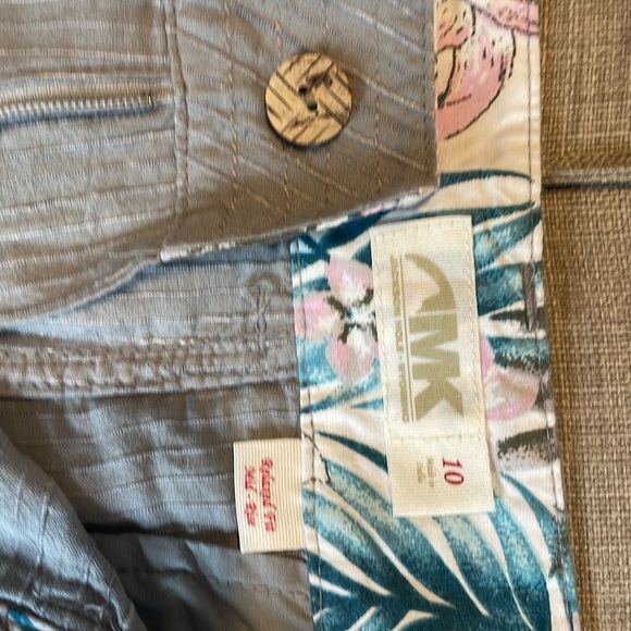 Women’s size 10 Mountain khaki shorts - Picture 2 of 3